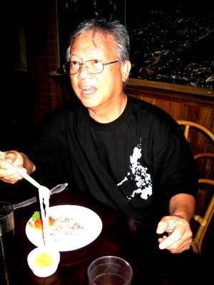 Dan at Kinabuch restaurant eating tamilok 